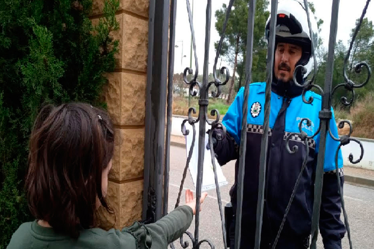 La Policía Local de Escatrón reparte a domicilio la tarea para casa a los alumnos del colegio